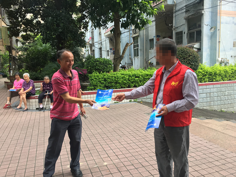 图为矫正人员向小区居民发放禁毒反邪宣传资料.jpg 图为矫正人员向小区居民发放禁毒反邪宣传资料.jpg