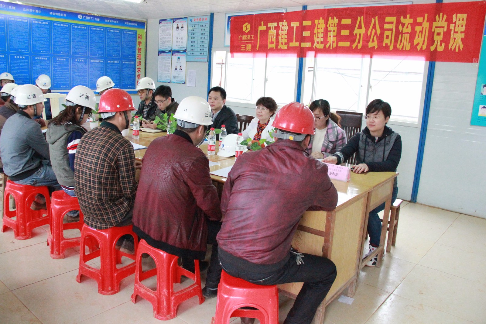 广西建工三建在项目部开办流动党课。作者:罗秋振.jpg 广西建工三建在项目部开办流动党课。作者:罗秋振.jpg