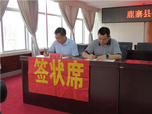 各乡(镇)人民政府、县禁毒委成员单位与县禁毒委签订创建工作责任书.JPG 各乡(镇)人民政府、县禁毒委成员单位与县禁毒委签订创建工作责任书.JPG