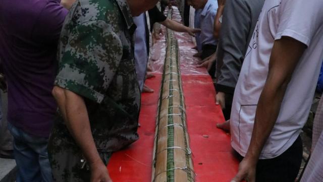 近7层楼高!浙江50人耗时13小时包出20_18米长粽子_via@浙视频.jpg 近7层楼高!浙江50人耗时13小时包出20_18米长粽子_via@浙视频.jpg