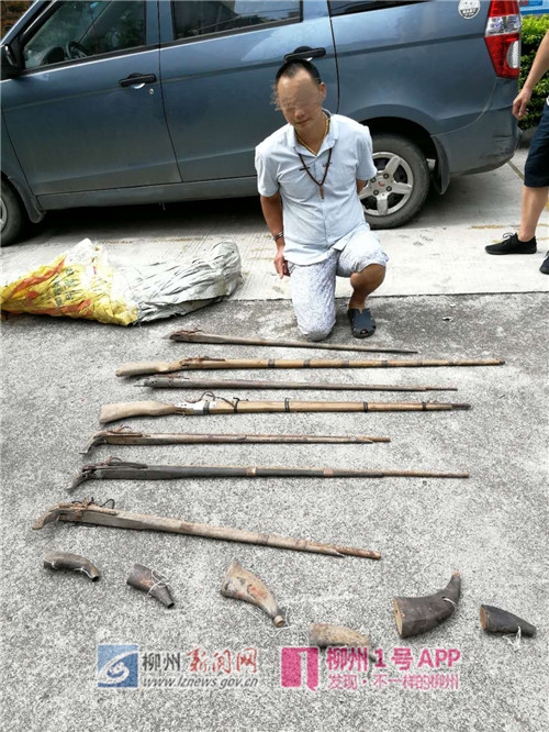 男子黄某指认自己贩卖的枪支.jpg 男子黄某指认自己贩卖的枪支.jpg