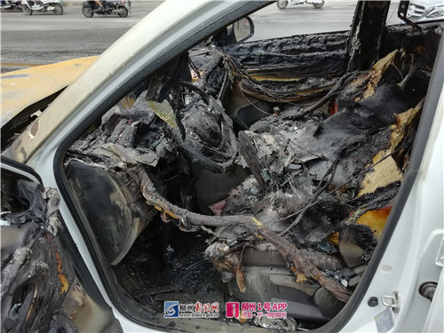 视频|桂柳路发生惊险一幕，新车等红绿灯时突发自燃被烧成空架！