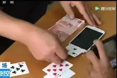 男子打牌输掉100万，洗牌时发现了一个惊人的秘密！