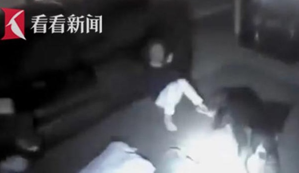 警察被狗叫吓到连开两枪_子弹碎片击中9岁女童眼睛_via@全球眼News.jpg 警察被狗叫吓到连开两枪_子弹碎片击中9岁女童眼睛_via@全球眼News.jpg