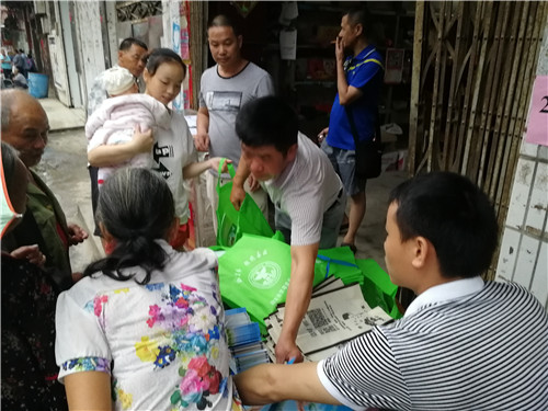 图为 工作人员在向群众发放宣传资料.jpg 图为 工作人员在向群众发放宣传资料.jpg