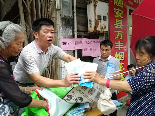 图为 工作人员在向群众讲解禁毒知识.jpg 图为 工作人员在向群众讲解禁毒知识.jpg