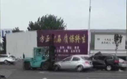 嚣张！烟台一男子驾驶叉车疯狂撞人致1死10余伤，被当场击毙