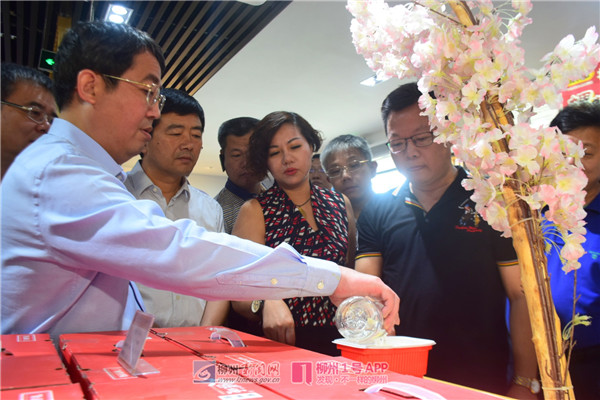 市长用矿泉水“煮”熟螺蛳粉，自动加热技术让自治区副主席不禁点赞！