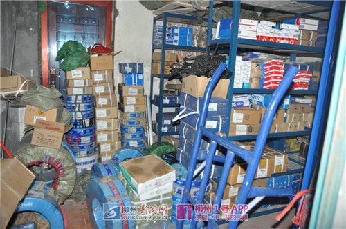 售假夫妻被抓！仓库里查获一批假冒商品 ，价值30余万元