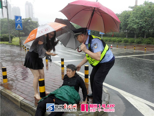 “如果不下车帮老人撑伞，我心里会不安”，雨中留倩影的柳州妹找到了！