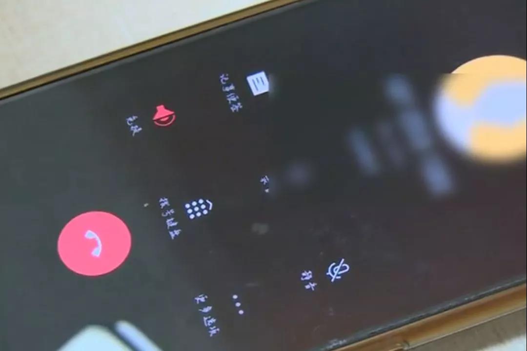 肠子悔青！女子微信上一个疏忽，没想到带来这么大的麻烦