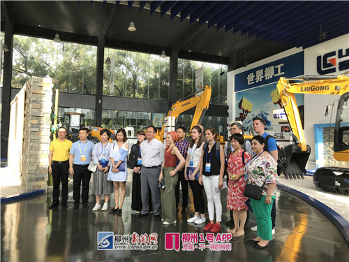 境外媒体在柳工合影.jpg 境外媒体在柳工合影.jpg