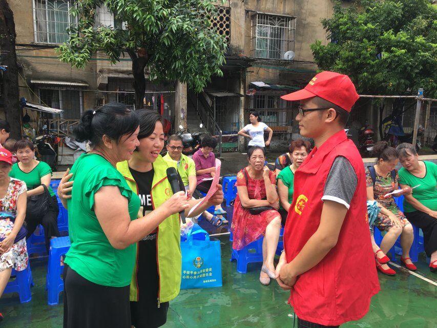 观众认真答题.jpg 观众认真答题.jpg