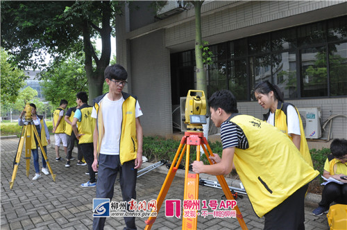 铁道职院铁路桥梁与隧道工程技术专业学生在实训测绘测量课。.jpg 铁道职院铁路桥梁与隧道工程技术专业学生在实训测绘测量课。.jpg
