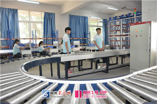 市交通学校物流专业学生在现代物流实训中心上实习课。.jpg 市交通学校物流专业学生在现代物流实训中心上实习课。.jpg