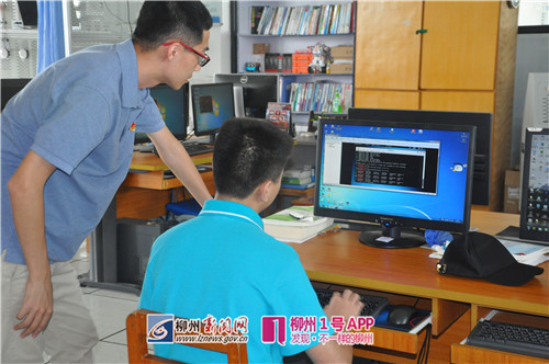 市一职校智能物联名师工作坊老师给学生上专业课。.jpg 市一职校智能物联名师工作坊老师给学生上专业课。.jpg