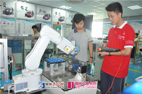 市一职校工业机器人技术专业师生在上实训操作课。.jpg 市一职校工业机器人技术专业师生在上实训操作课。.jpg