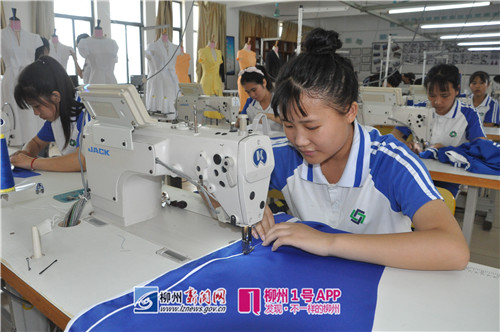 市二职校服装设计与工艺专业学生在实训中心实习。.jpg 市二职校服装设计与工艺专业学生在实训中心实习。.jpg