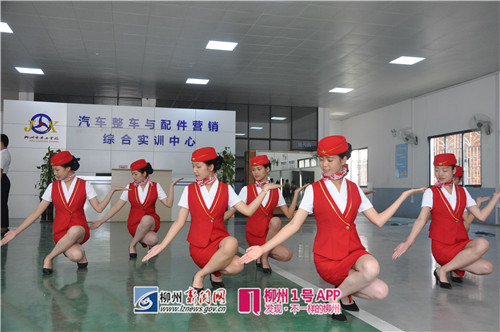 市交通学校航空服务专业学生上实训课。.jpg 市交通学校航空服务专业学生上实训课。.jpg