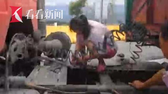 半挂车气管断了_驾驶员为省施救费让妻子蹲在连接处掐着继续开_via@看看新闻Knews.jpg 半挂车气管断了_驾驶员为省施救费让妻子蹲在连接处掐着继续开_via@看看新闻Knews.jpg