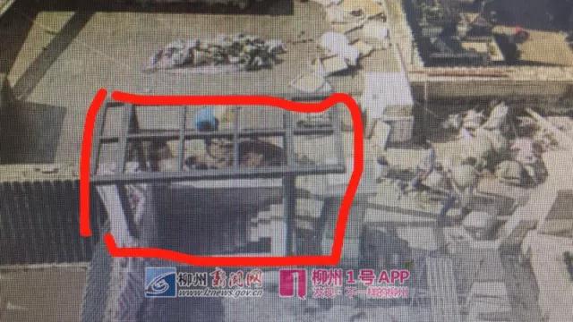 南亚名邸一业主打穿顶楼天花板，建直通楼梯霸占天台，城管说法来了