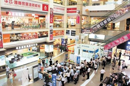 柳州多人“团购”电器未见货也不得退款，门店负责人还“躲猫猫”