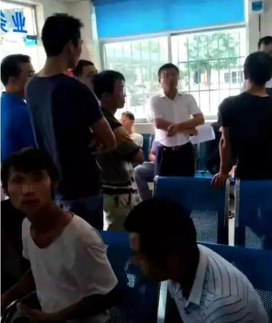 荣兴驾校怎么回事？报名一年多不安排练车，数十名学员今天上门讨说法