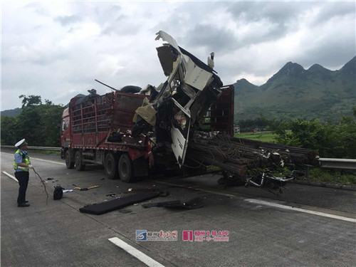 三北高速宜柳段发生车祸，两车追尾起火，一司机不幸身亡