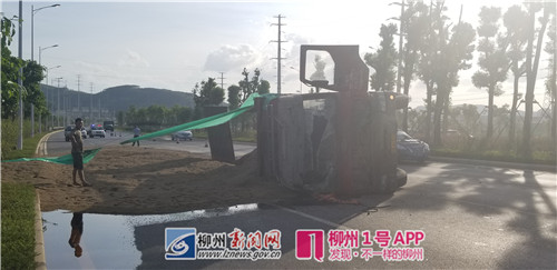 运沙货车侧翻致大量燃油泄漏，事发三门江隧道附近