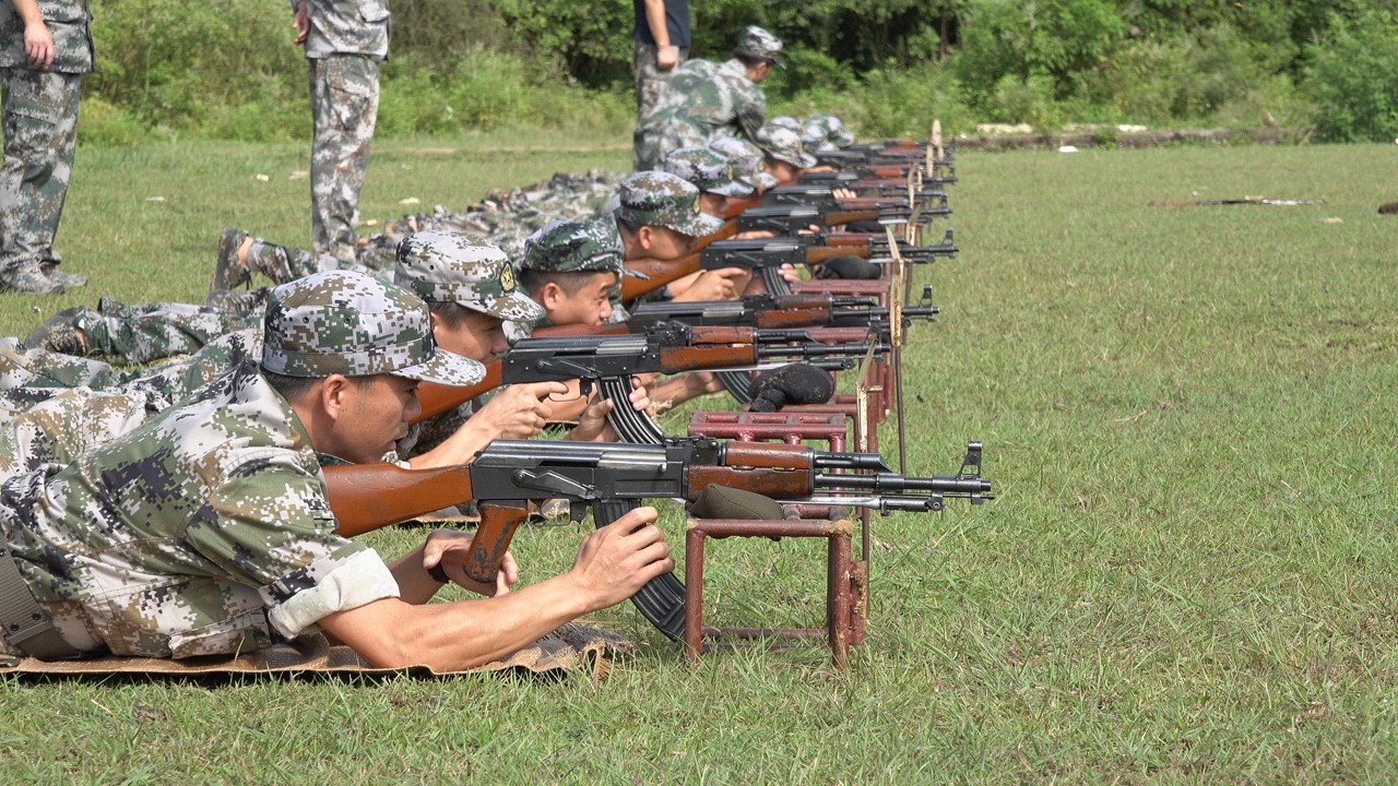 民兵小哥哥，你们射击训练的样子真帅！