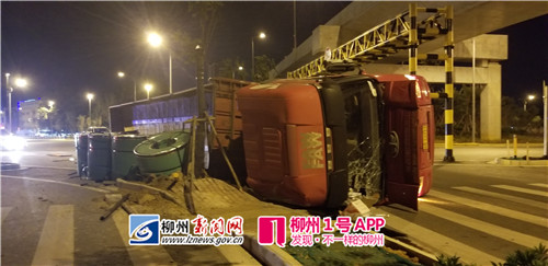 昨晚五岔路口有点“滑”，大货车疑超重侧翻，油箱受损大量燃油泄漏