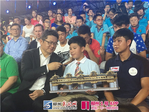 秦钲淇在节目中接受张斌老师采访.jpg 秦钲淇在节目中接受张斌老师采访.jpg