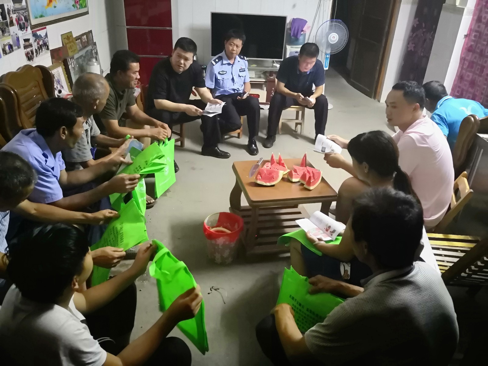 禁毒创示范 柳州在行动|泗顶镇结合扶贫夜访开展禁毒宣传活动