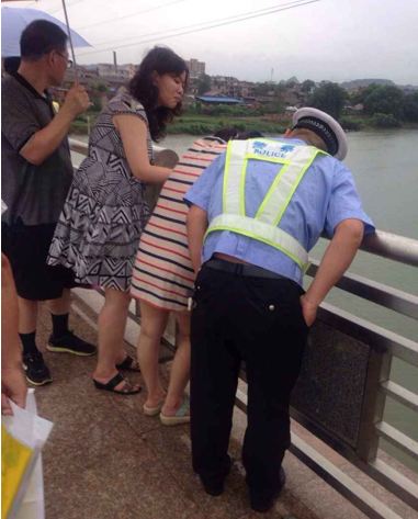 环江旅游码头旁，一女子丢下一部碎屏的手机，哭着往河里走去