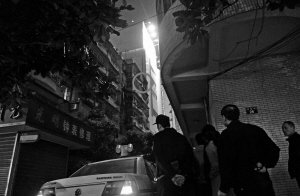 到底想干嘛？男子爬窗猛踹空调外机，吓得邻居报警求助