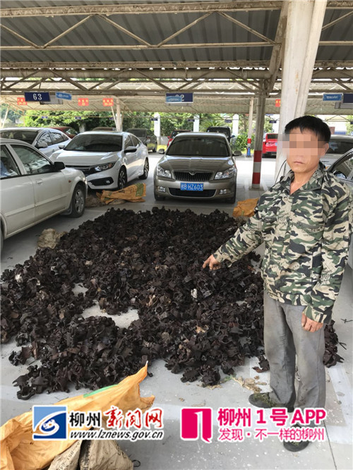 高顶篷前后车牌被用泥巴涂抹，司机看见民警就跑，有猫腻？