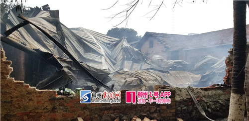 玻璃瓶碎裂、顶棚坍塌，燎原路一存放酒水的仓库突然起火