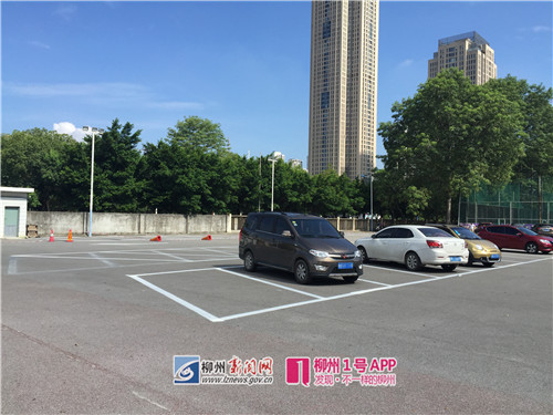 市体育中心外设置的停车位.jpg 市体育中心外设置的停车位.jpg