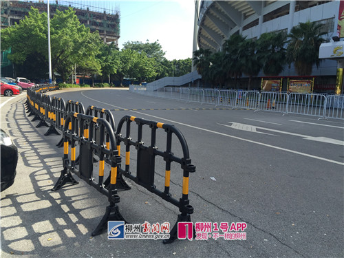 市体育中心外已经放置了护栏.jpg 市体育中心外已经放置了护栏.jpg
