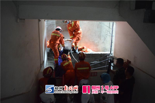 羊角山路一女子从6楼坠下，在墙夹缝中被救出时已无生命迹象