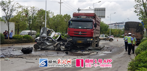 柳东新区发生车祸！四车相撞，两人受伤