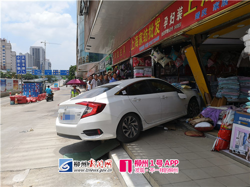小车冲入飞鹅路沿街门面，货架被撞飞朝店主压过去…