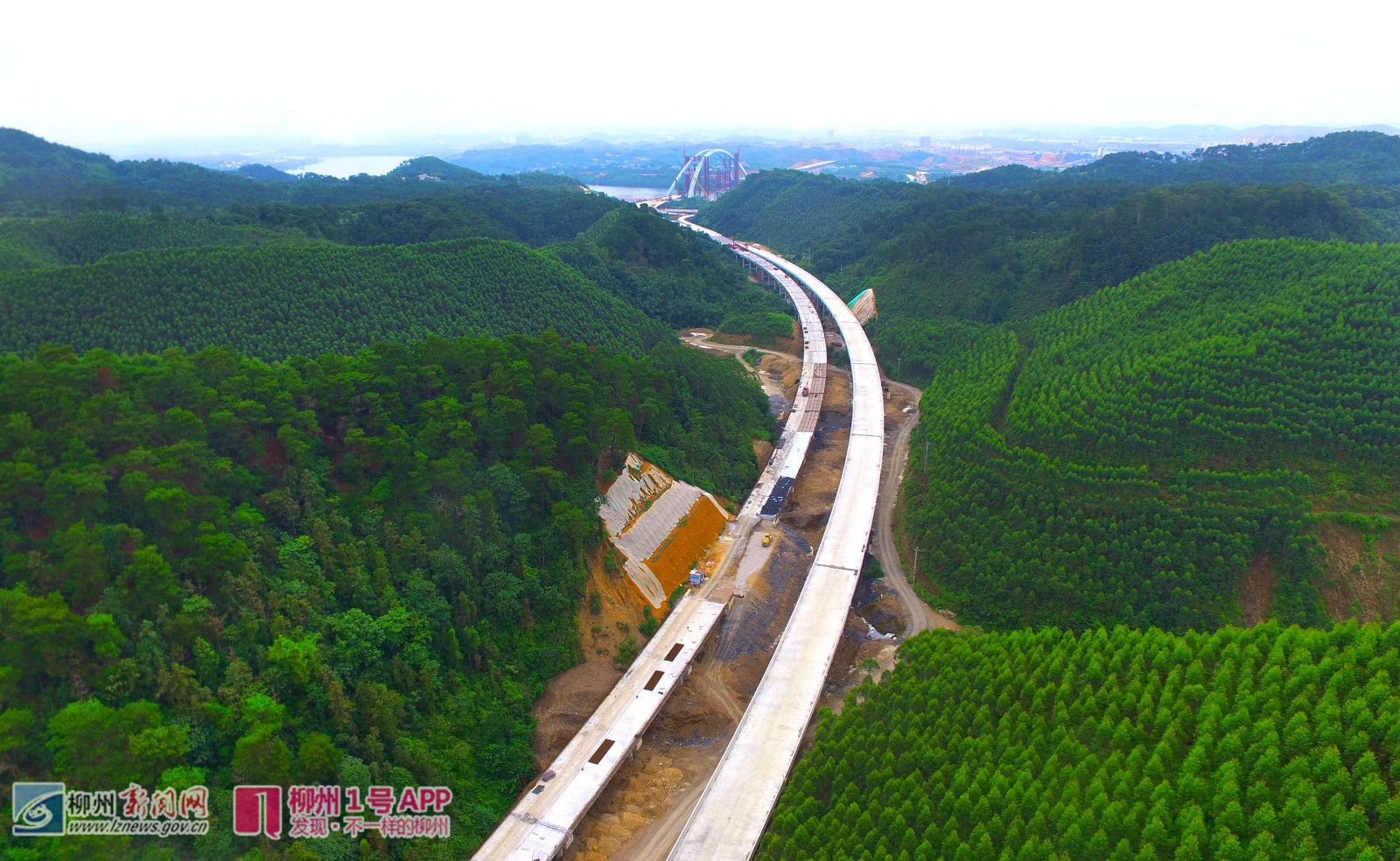 莲花大道预制梁安装完毕，建成后市民10分钟车程就可直达柳东新区