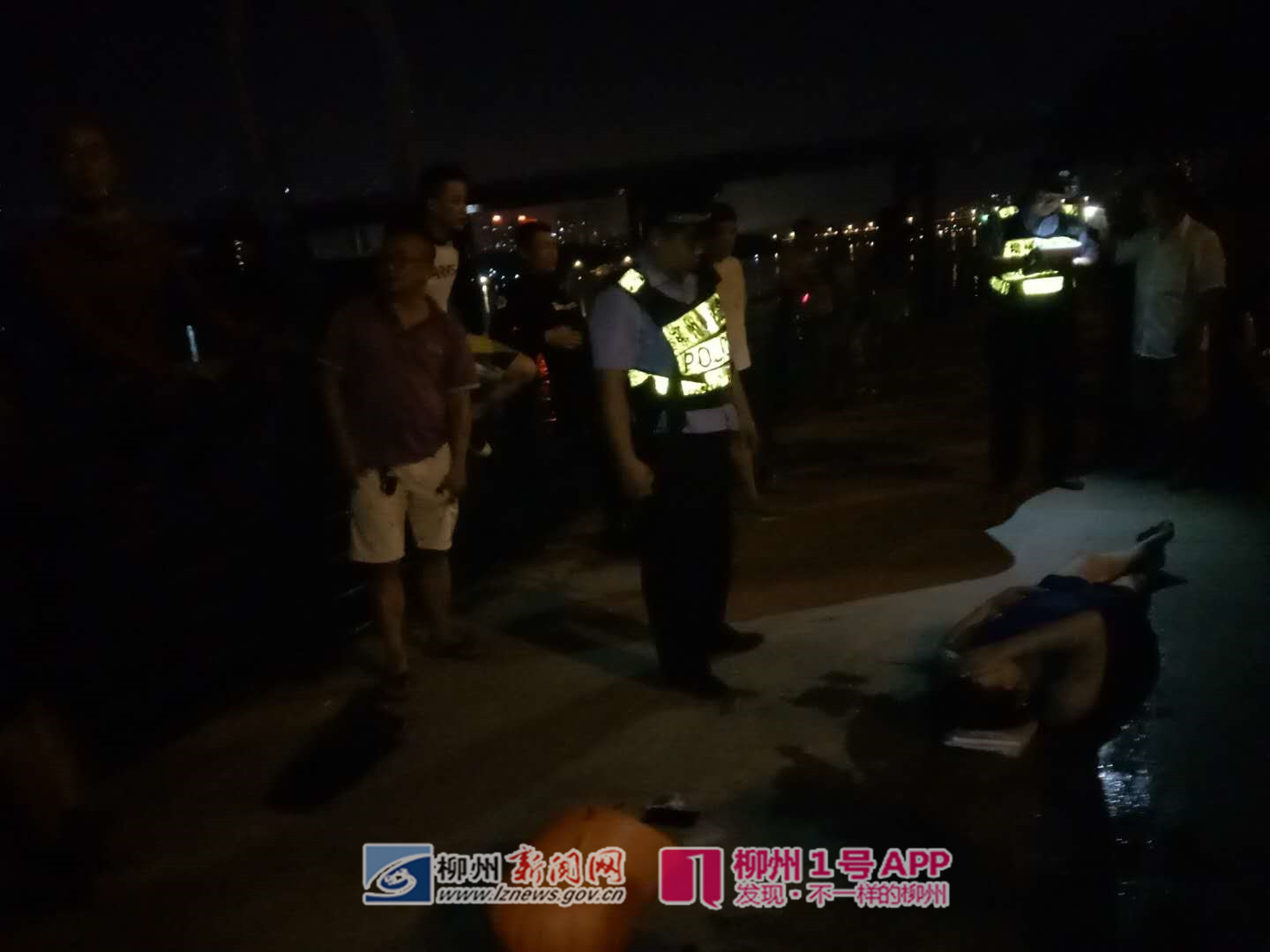 柳江中漂浮着一个人，市民合力救起，她醒后说的话让人无语