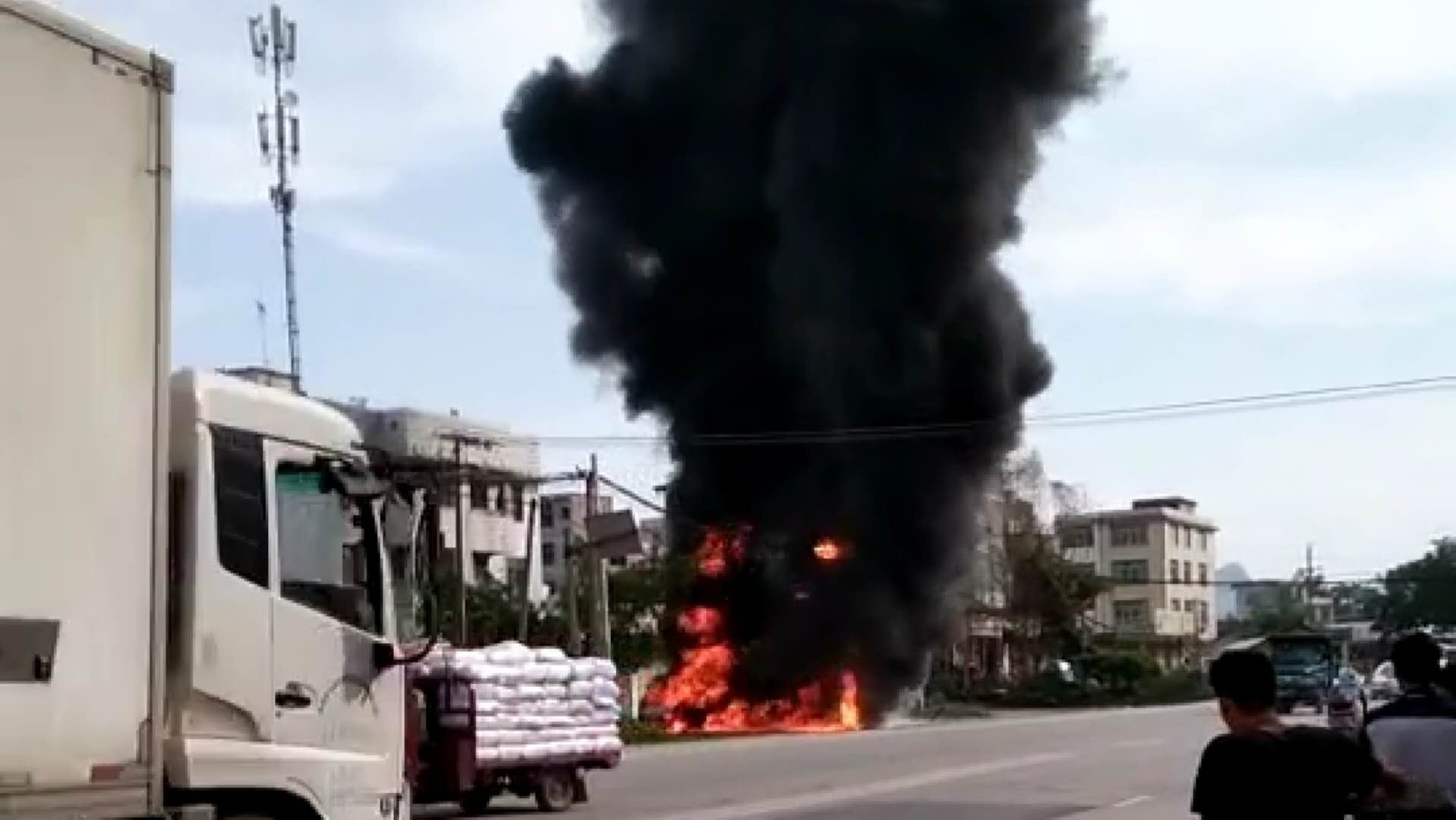 视频爆料|柳江区一面包车突然烧起熊熊大火，现场浓烟冲天！