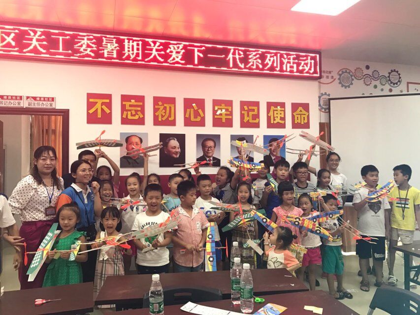 孩子们展示自己的劳动成果.jpg 孩子们展示自己的劳动成果.jpg