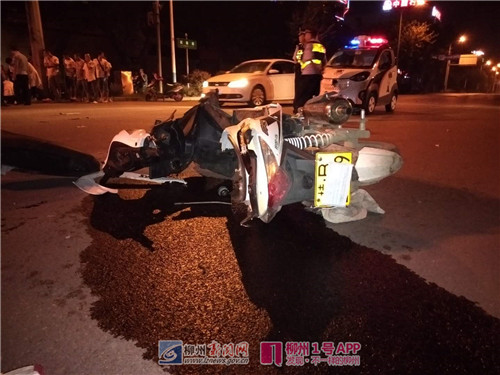 警车追油狗！骑手被轿车撞飞后爬起继续跑，原因是......