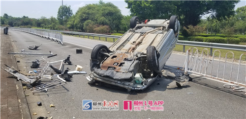 阳和立交桥一轿车失控，撞坏约10米长的隔离栏，底朝天躺路中间