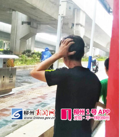 大风刮过，胜利立交桥下一小伙子被大块木板砸得头破血流