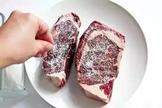 不用煮不用泡，猪肉解冻只要5分钟，这些妙招你会用吗？